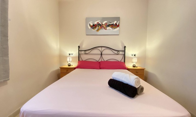 L'Ampolla Condo | Apartment on firs line sea