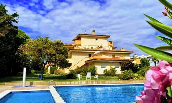 L'Escala Apartment | Apartment on the beach 300 meters from the sea, wifi, pool and tennis, ideal for families