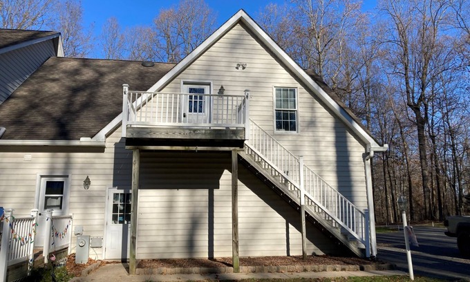 Forest Hill Apartment | Apartment over the garage, deep in the quiet woods, 2br.