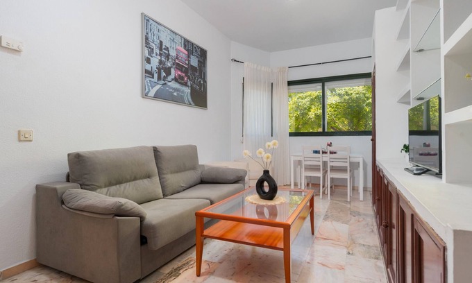 Parque Alcosa Apartment | Apartment 'Palacio De Congresos' with Shared Pool, Wi-Fi and Air Conditioning