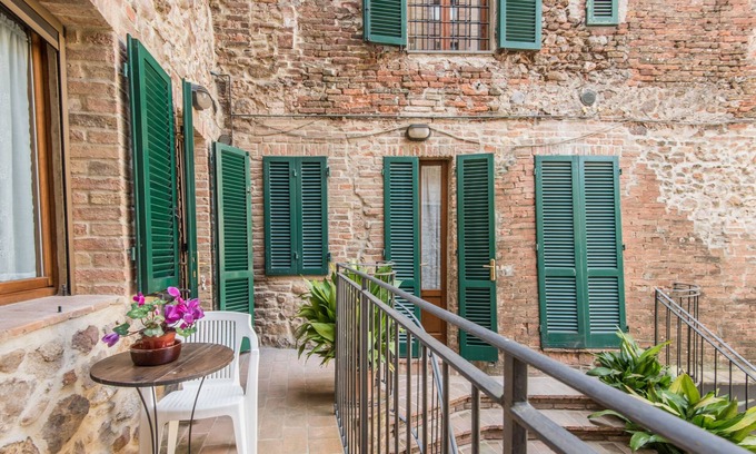 Monticiano Apartment | Apartment 'Piazzetta' with Balcony and Wi-Fi
