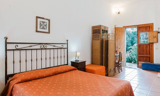 Castelluzzo Other | Apartment 'Pino' with Private Garden, Wi-Fi and Air Conditioning