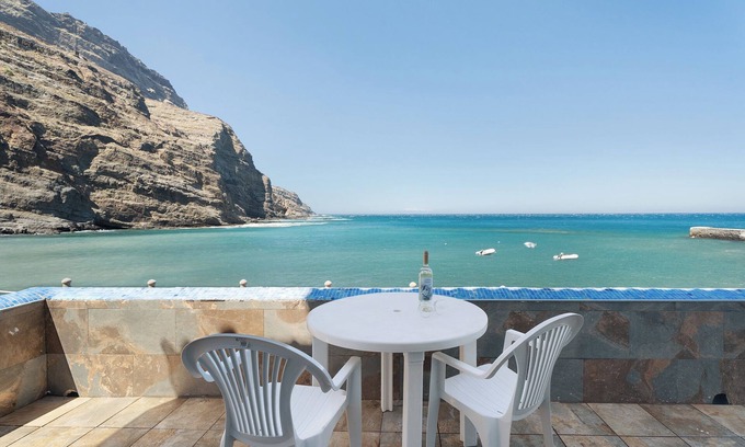 Alojera Apartment | Apartment 'Playa Azul - 1' with Sea View, Wi-Fi and Air Conditioning