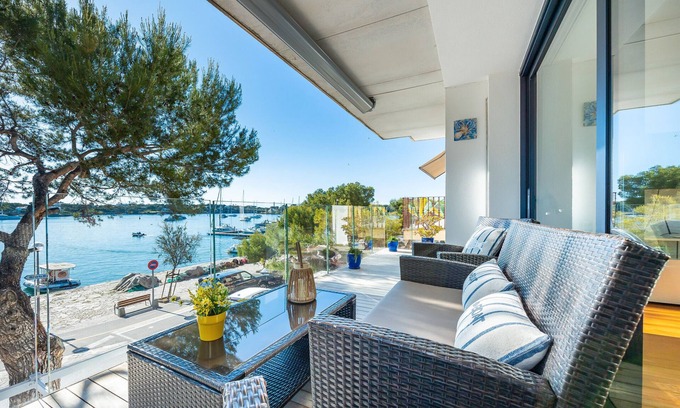 Portocolom Apartment | Apartment 'Ponent' with Sea View, Wi-Fi and Air Conditioning