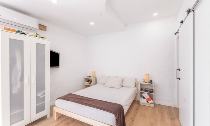 Arenys de Mar Apartment | Apartment 'Portblanc' with Balcony, Wi-Fi and Air Conditioning