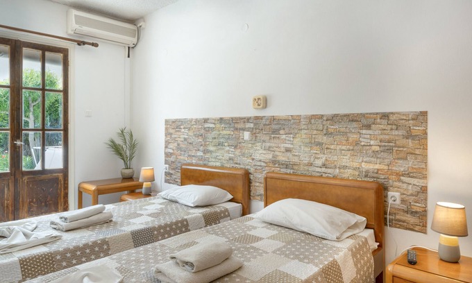 Kalymnos Town Apartment | Apartment 'Quadruple Room No 4' with Mountain View, Wi-Fi and Air Conditioning