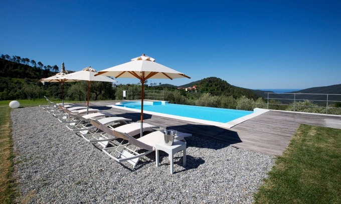 Deiva Marina Apartment | Apartment 'Razzola' with Sea View, Wi-Fi and Air Conditioning
