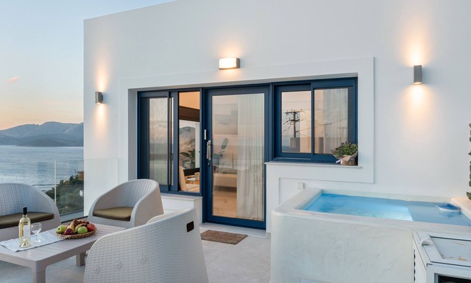 Mirties Apartment | Apartment 'Regina 2' with Sea View, Wi-Fi and Air Conditioning