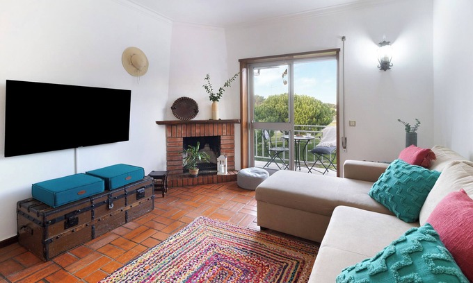 Caminha Apartment | Apartment 'Retro Beach House Moledo' with Mountain View, Wi-Fi and Air Conditioning