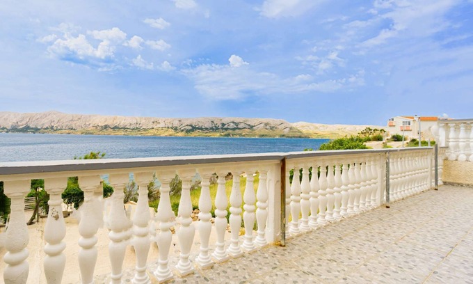 Zubovici Apartment | Apartment right on the sea, boat dock and shared terrace on the beach