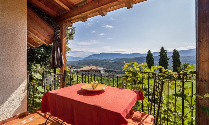 Caldaro Sulla Strada del Vino Apartment | Apartment 'Rosengarten' with Mountain View, Private Terrace and Wi-Fi