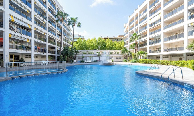 Salou City Centre Apartment | Apartment 'Salou - 111' with Shared Pool, Wi-Fi and Air Conditioning