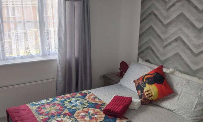 Chadwell Apartment | Apartment - Sleeps 5 - Parking - Station Close