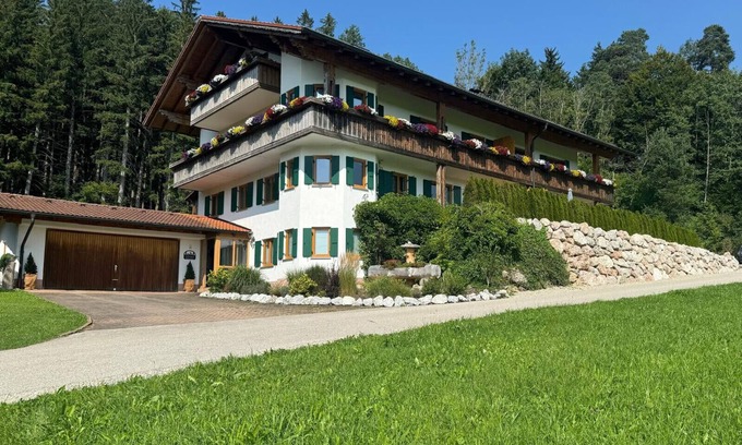 Friesenried Apartment | Apartment 'Sonnenstrahl' with Shared Garden, Balcony and Wi-Fi