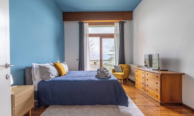 Montevecchia Apartment | Apartment 'Stanza Fiordaliso' with Mountain View, Shared Terrace and Wi-Fi