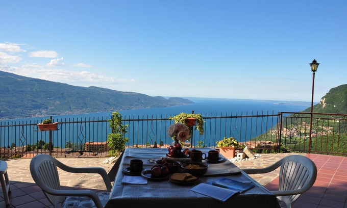 Gardola Apartment | Apartment "Stella del Garda 2" with Lake and Mountain View, Terrace, Garden & Wi-Fi
