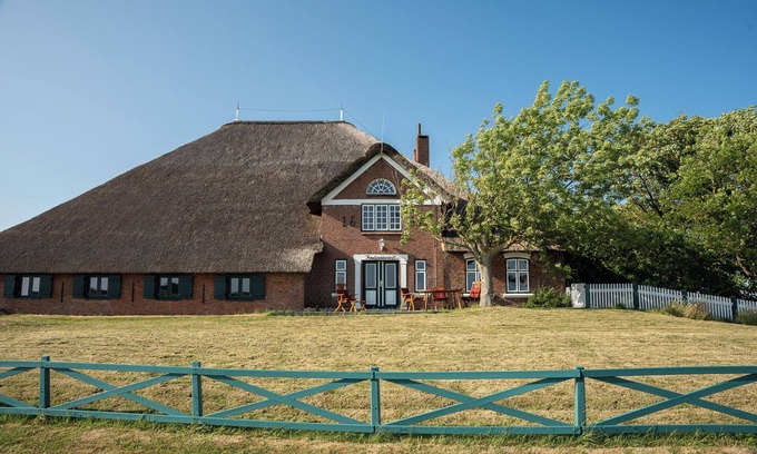 Westerhever Apartment | Apartment 'Strandläufer' with Shared Terrace and Shared Garden