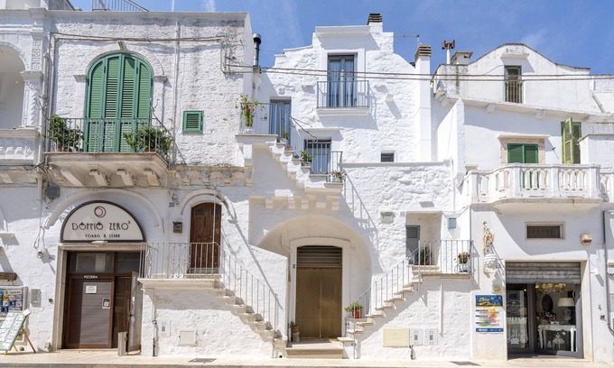 Old Town Cisternino Apartment | Apartment "Suite La Scala Del Borgo" with Private Terrace, Wi-Fi and Air Conditioning