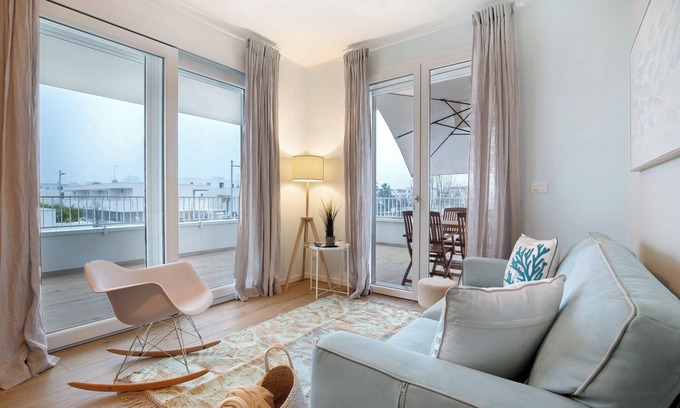 Lido di Jesolo Apartment | Apartment 'Superior 3' with Private Terrace, Wi-Fi and Air Conditioning