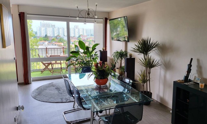 Le Bouscat Apartment | Apartment 'T4 Avec Tennis' with Shared Garden, Wi-Fi and Air Conditioning