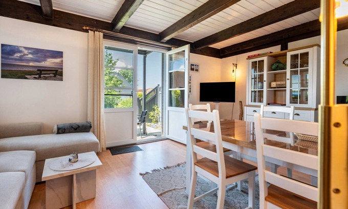 Ostersiel Apartment | Apartment 'To Huus Pellworm' with Private Terrace, Private Garden and Wi-Fi