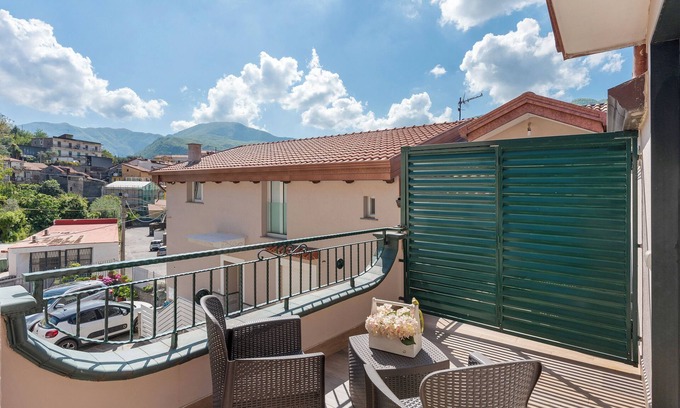 Piazza-Tralia-Pendolo Apartment | Apartment 'Tramonto' with Mountain View, Wi-Fi and Air Conditioning
