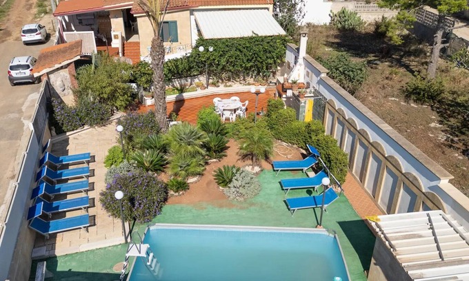 Scala di Furno House | Apartment Tritone in Luxury Villa with Shared Pool
