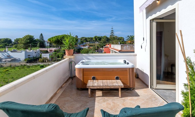 Monti D'arena-Bosco Caggione Apartment | Apartment 'Villa Salentu - Lu Mare' with Sea View, Wi-Fi and Air Conditioning