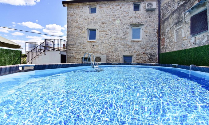 Vilanija Apartment | Apartment Vilanija with pool and barbecue