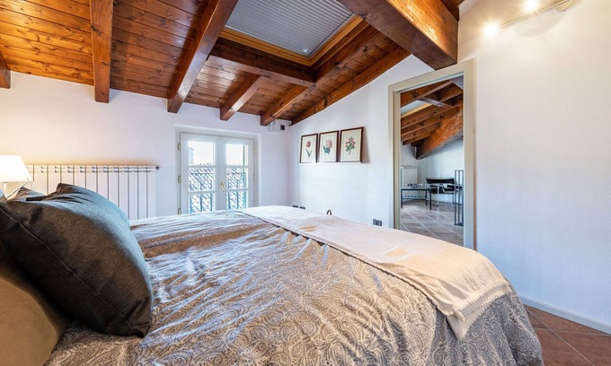 Gargnano Apartment | Apartment 'Villa Rosa Flat' with Sea View, Shared Garden and Wi-Fi