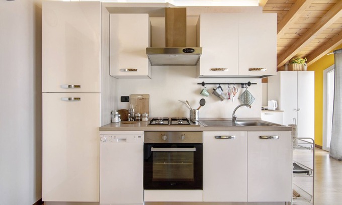 Dubino Apartment | Apartment 'Villa Serena' with Private Terrace, Wi-Fi and Air Conditioning