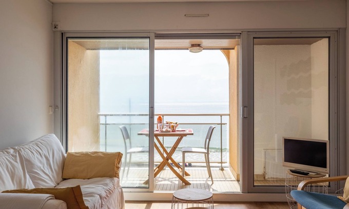 Trebeurden Apartment | Apartment 'Vue Mer By Madame Est Servie' with Sea View and Balcony