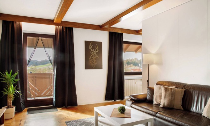 Zeilarn Apartment | Apartment 'Weinberg' with Balcony and Wi-Fi