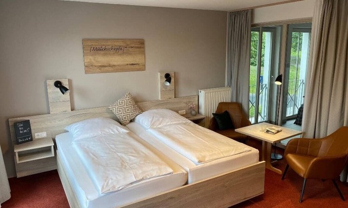 Neualbenreuth Apartment | Apartment with combined living room and bedroom
