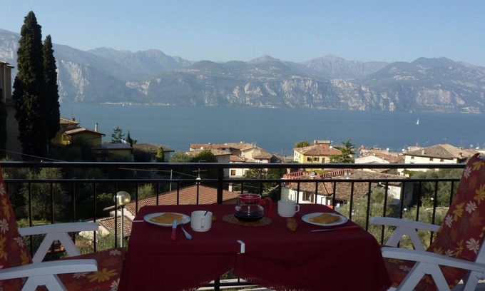 Cassone Apartment | Apartment with 5 beds, balcony with lake view, free parking