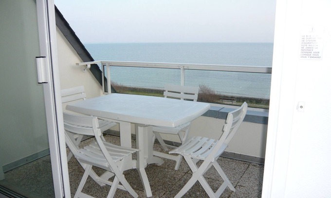 Damgan Apartment | Apartment with access and stunning sea views