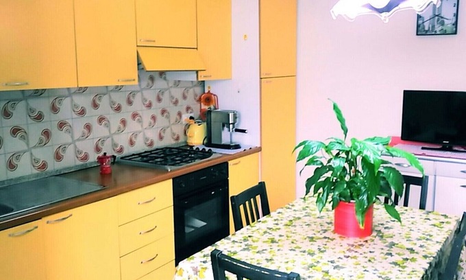 Marina Centro Apartment | Apartment with garden, by the sea, beach included