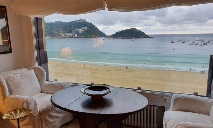 San Sebastian Centro Apartment | APARTMENT WITH INCREDIBLE VIEWS TO LA CONCHA!
