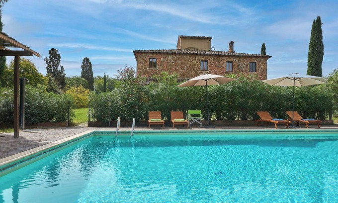Torrita di Siena Apartment | Apartment with a beautiful covered terrace in front of the pool