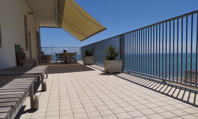 Faro Apartment | Apartment with large terrace right by the sea