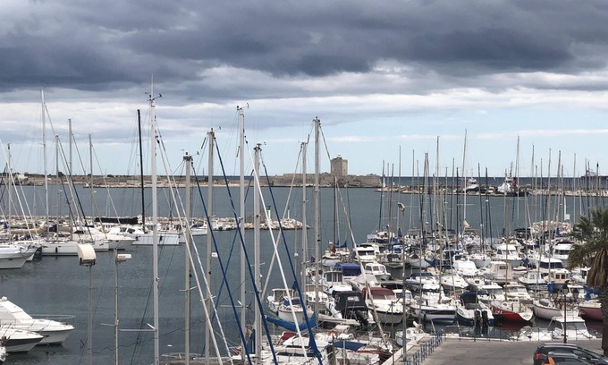 Port-de-Bouc Apartment | Apartment with marina and sea view