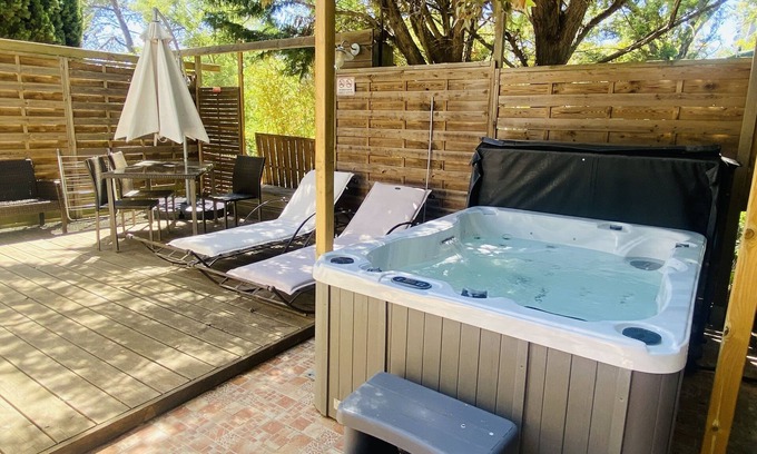 La Crau Apartment | Apartment with private outdoor spa