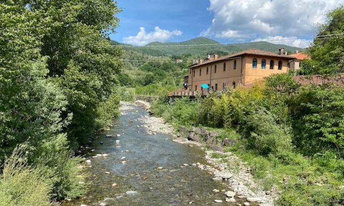Pontremoli Apartment | Apartment with riverside terrace and relaxation area