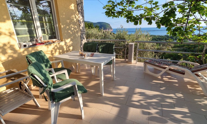 Kaluđerac House | Apartment with sea view and pool - lemon garden