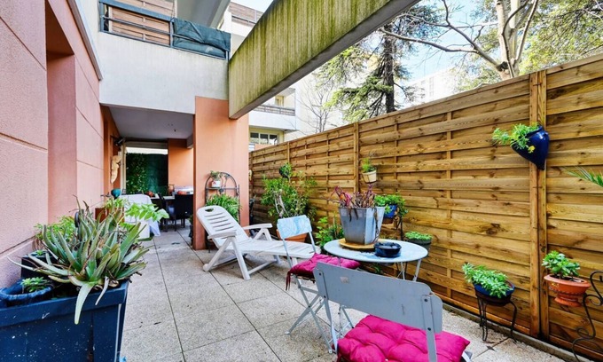 Les Arnavaux Apartment | Apartment with terrace, parking, air conditioning