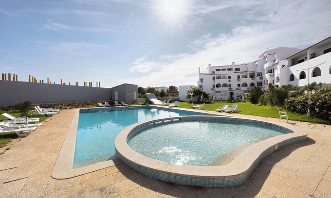 Sagres Apartment | Apartment "Yasmim House" with Shared Pool & Wi-Fi