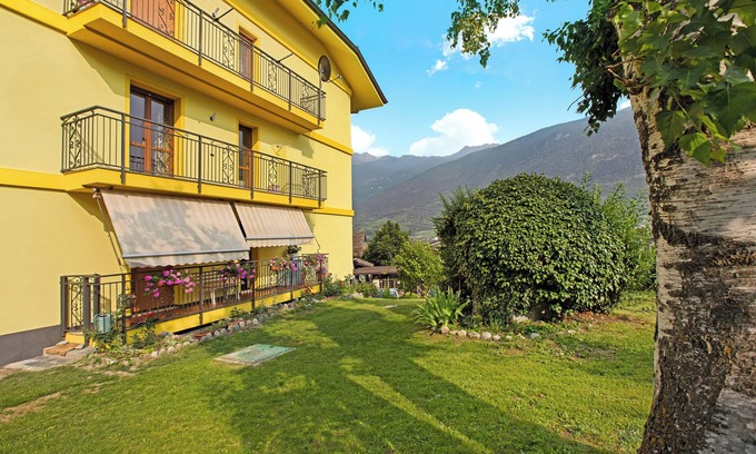 Saint Maurice Apartment | Apartment 'Yellow Apartment' with Mountain View and Balcony