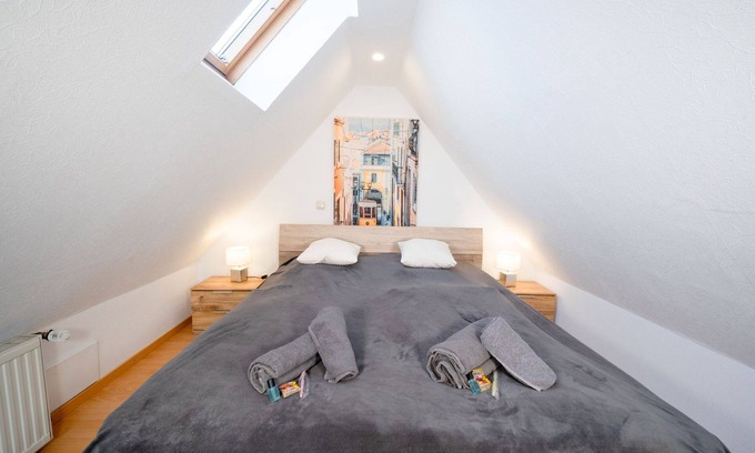 Stade Apartment | Apartment 'Zentrale Wohnung Mit Whirpool' with Balcony and Wi-Fi