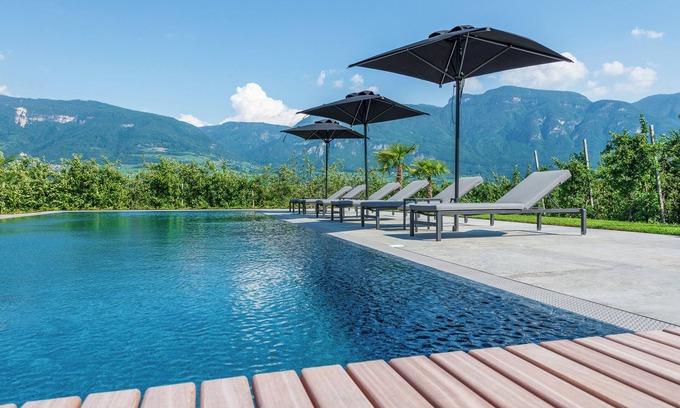 Tramin Apartment | Apartment Zwerger 'Mansarde' with pool and large sunbathing lawn