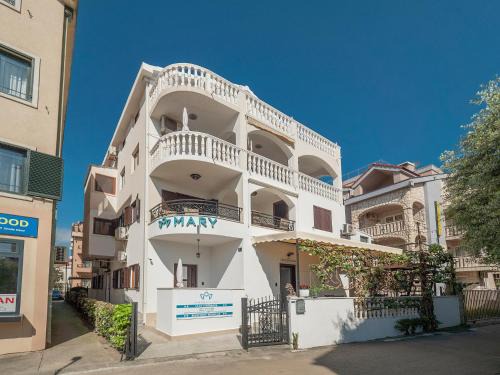 Maini House | Apartments Mary